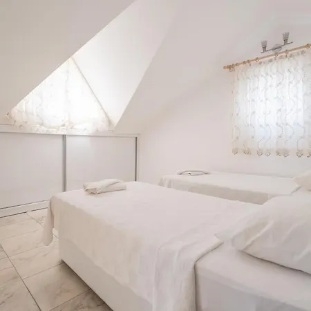 Solo - Adel Villa, 4 Bedroom Private At *
